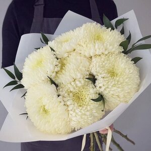 7 хризантем Магнум с эвкалиптом цветы и букеты с доставкой по Горловке